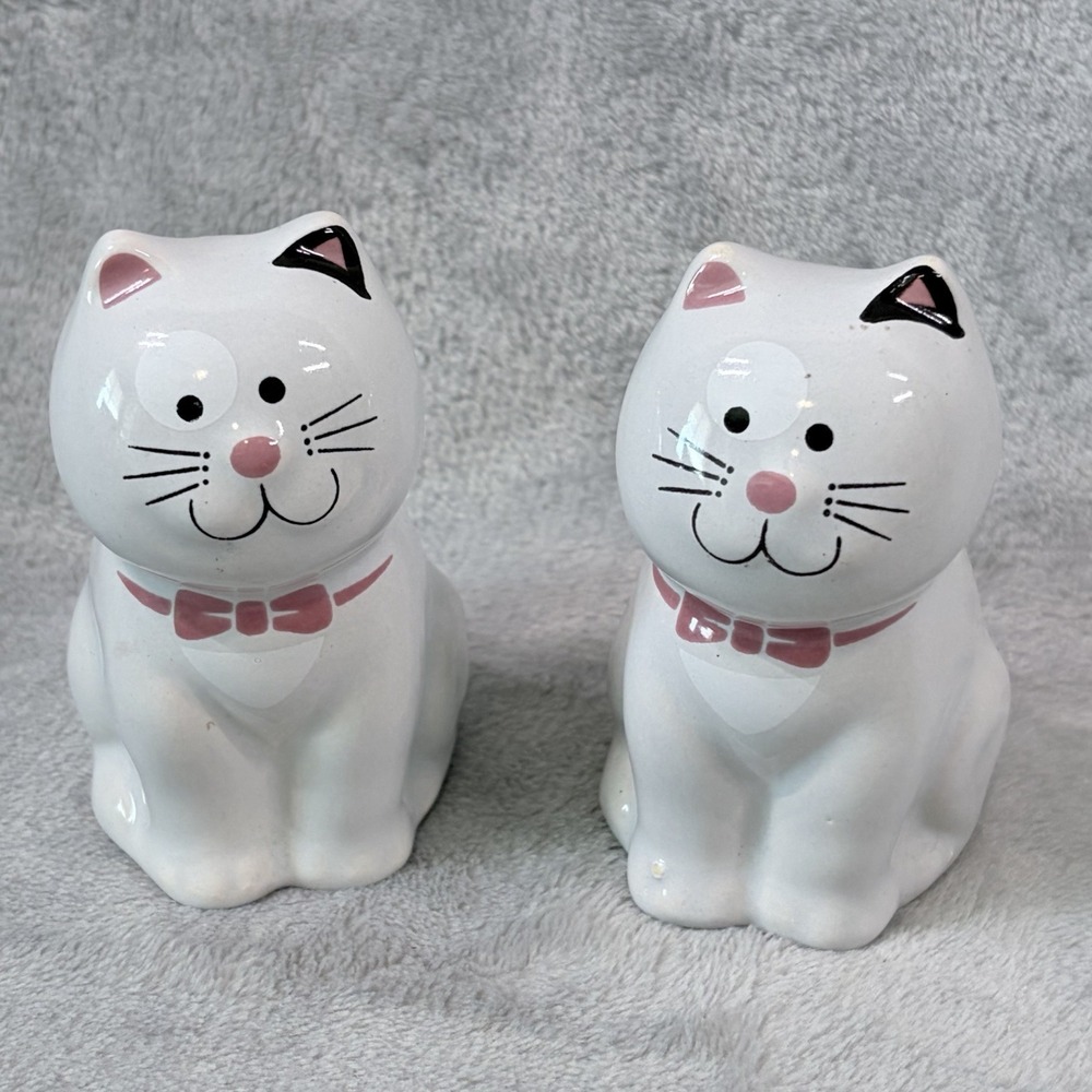 Vintage Ceramic Cat Salt & Pepper Shakers Pink Bow‎ Kitty Kitsch Kitchen Decor